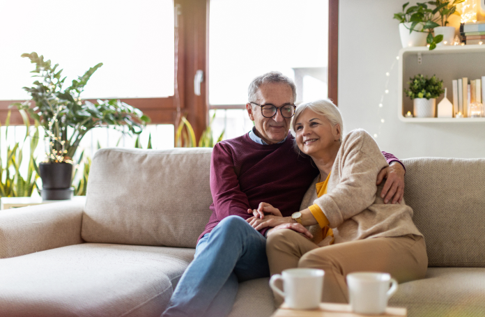 Un couple d'aînés souriant alors qu'ils s'apprêtent à soumettre une demande d'Hypothèque inversée CHIP.