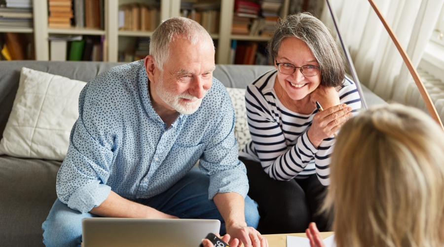 Un professionnel du secteur financier avec un couple d’aînés canadiens